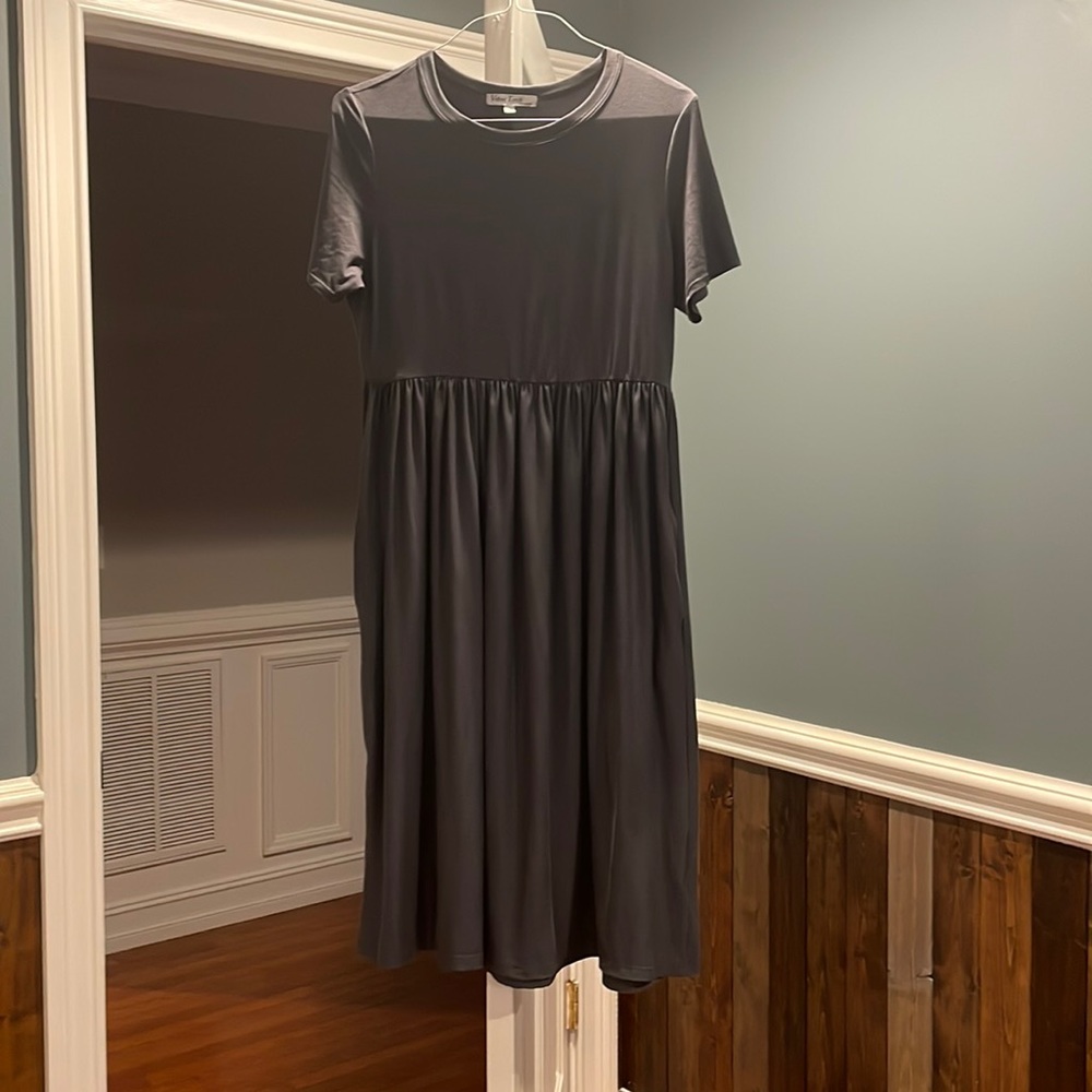 Never worn, but it has pockets!!